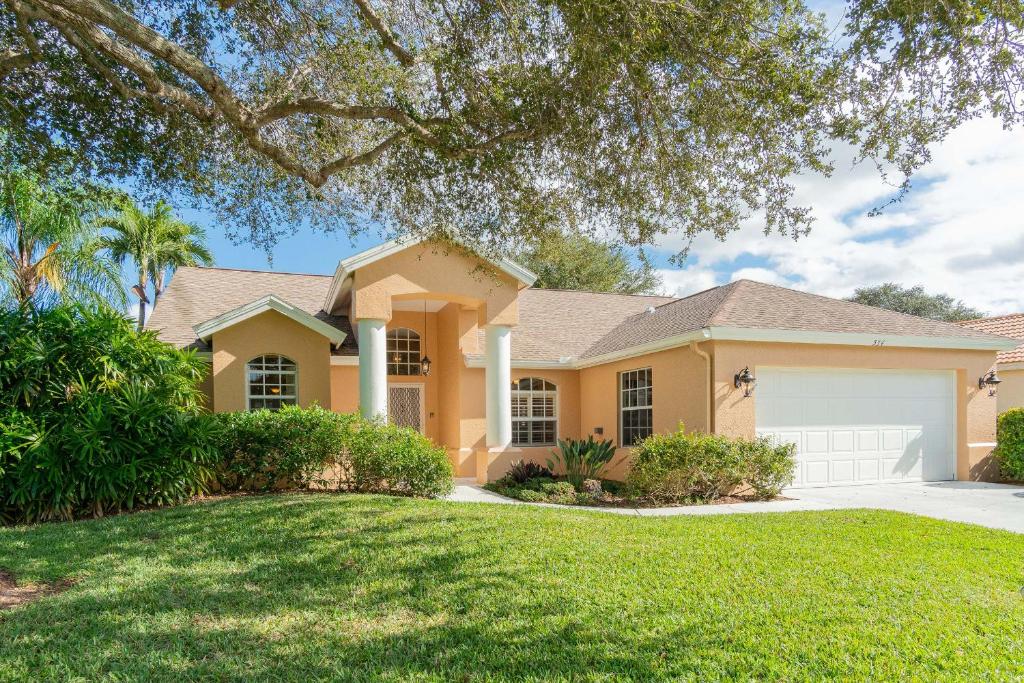 SUPERB VILLA WITH PRIVATE POOL IN NAPLES, Naples