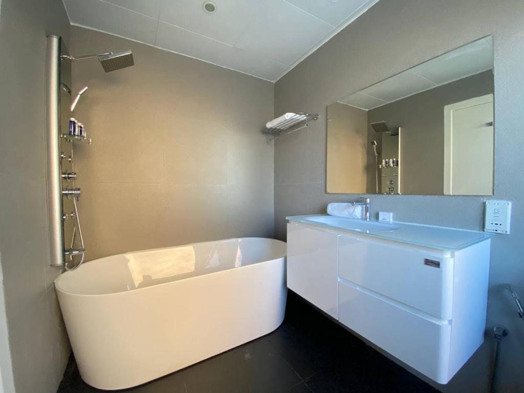 Luxury JBR Apartments , beach , pool , parking photo