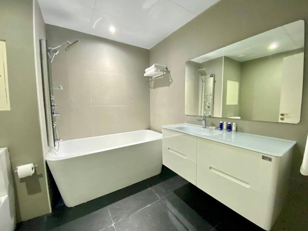 Luxury JBR Apartments , beach , pool , parking photo