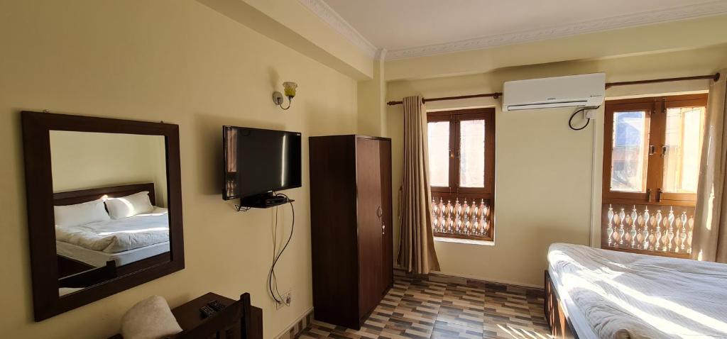 Shared lounge/TV area