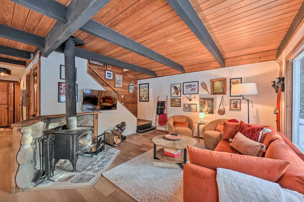 Warm, Upscale Cabin with Hot Tub 14 Mi to Ski!