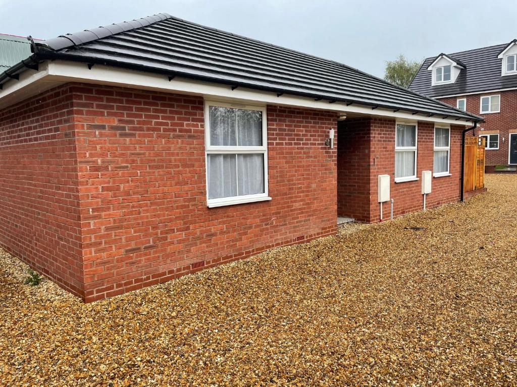 Quiet and central modern new build bungalow photo