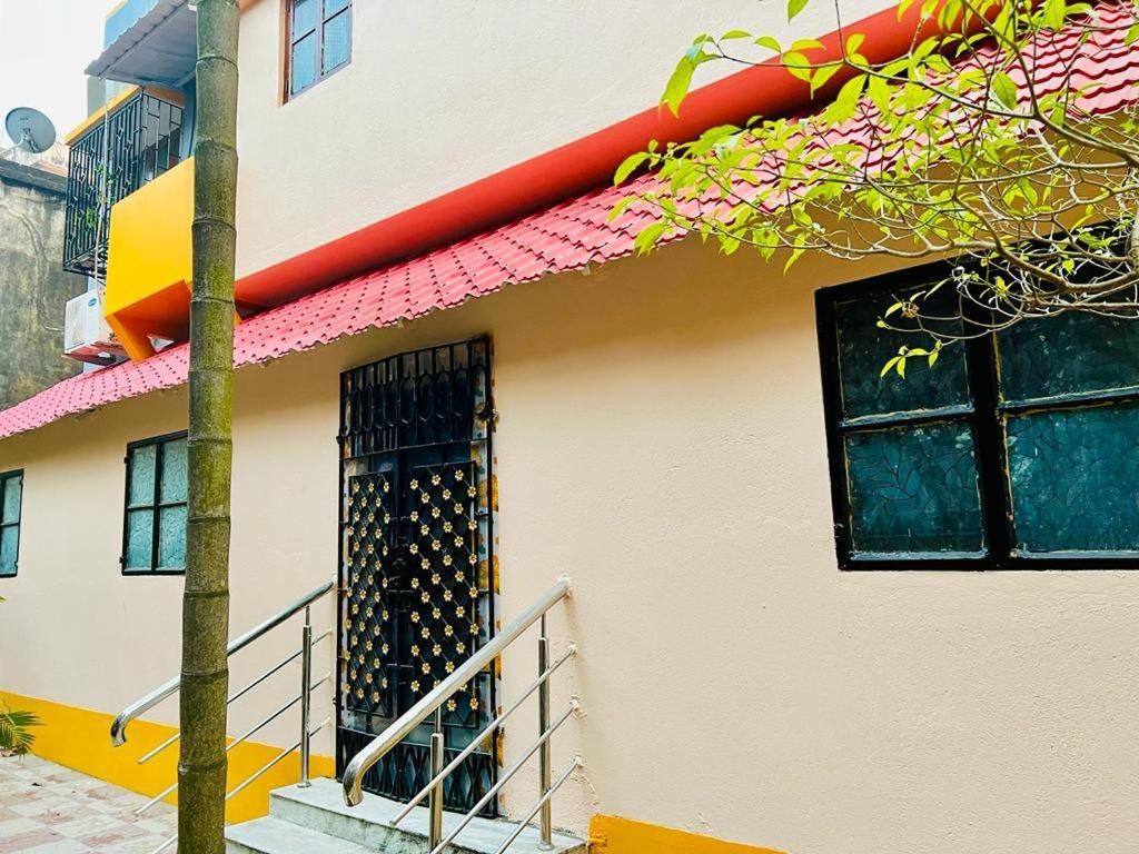 Spacious apt with Antique Furniture ,AC & Kitchen photo