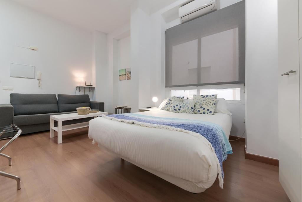 Holidays2Malaga Carreteria 97 Loft High Speed WIFI - 2