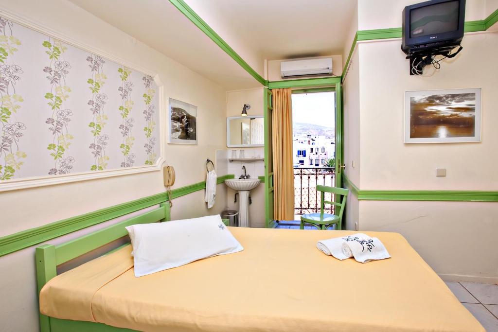 Single Room with Private External Bathroom and Partial  Sea View 