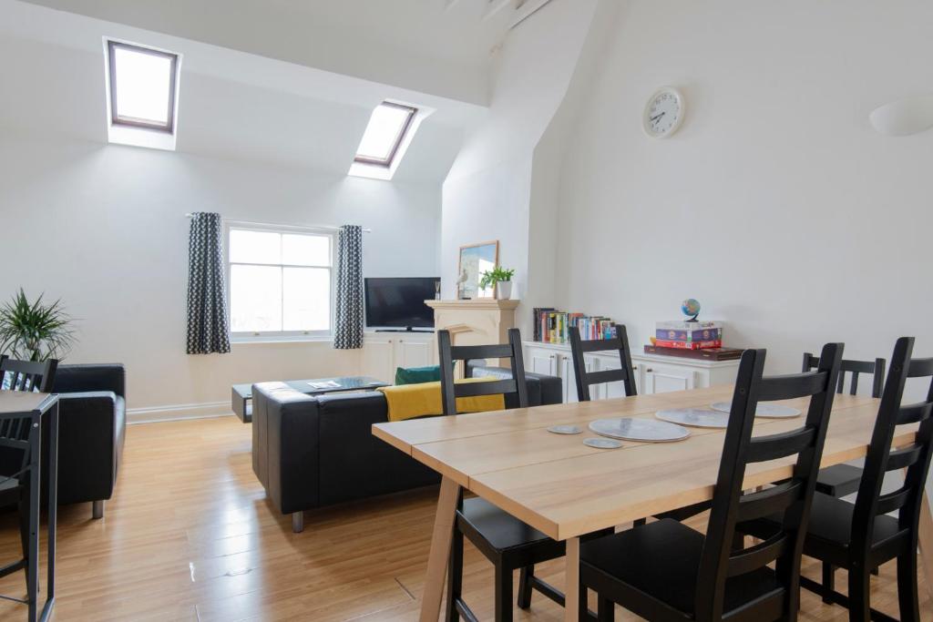 Fantastic 3 Bed Brighton House- Sleeps 6- SUPERFAST WiFi and Garage, Brighton & Hove