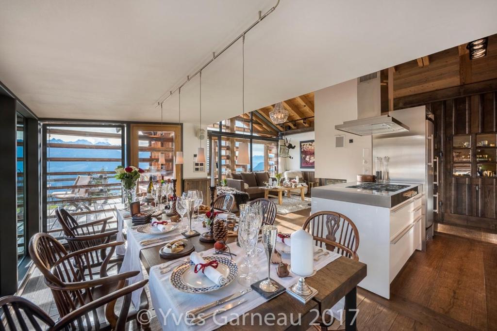Artsy Luxurious Ski-In-Out-Chalet - 4