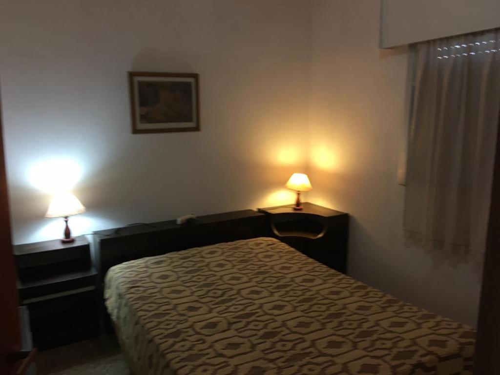 Amplia casa con fondo y estacionamiento a metros del mar - 1