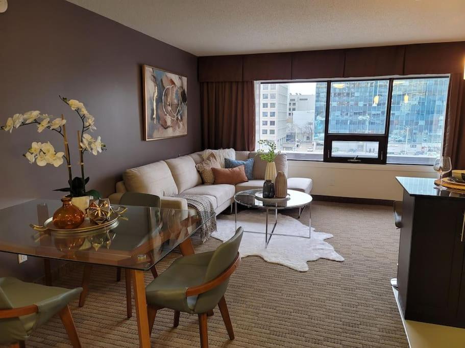 Free Parking & Wi-Fi! One Bedroom Luxury Suite