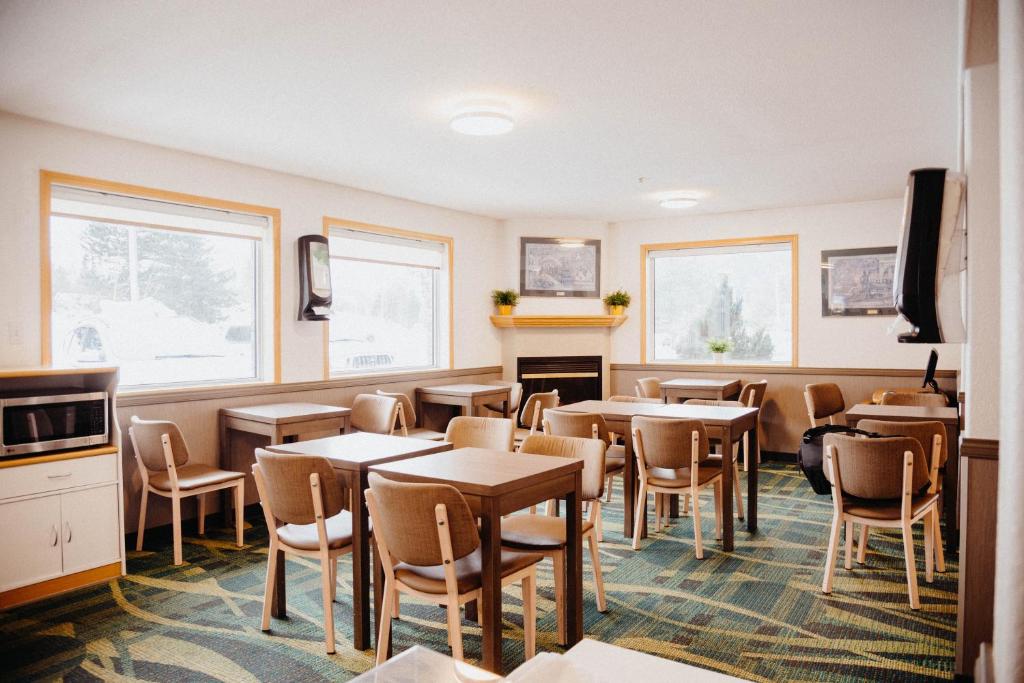 Super 8 By Wyndham Revelstoke Bc photo