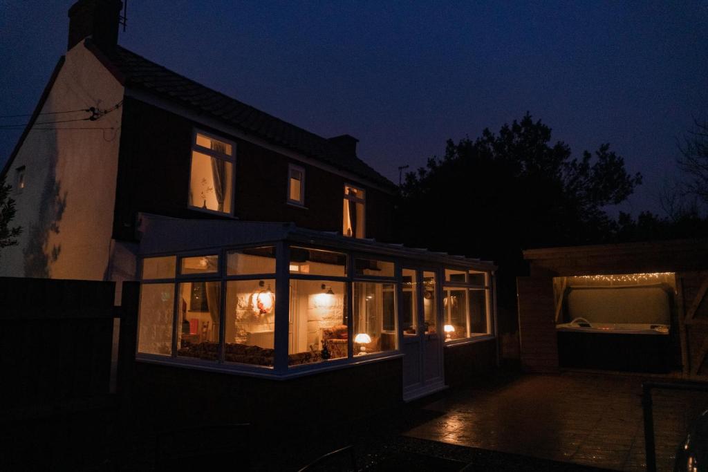 Hot Tub Pet Friendly Luxury Cosy Cottage, Near Withernsea and Patrington, Welwick