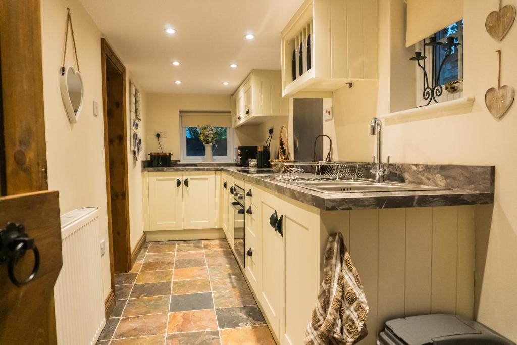 Pet-Friendly Hot Tub Cottage, Welwick photo 5