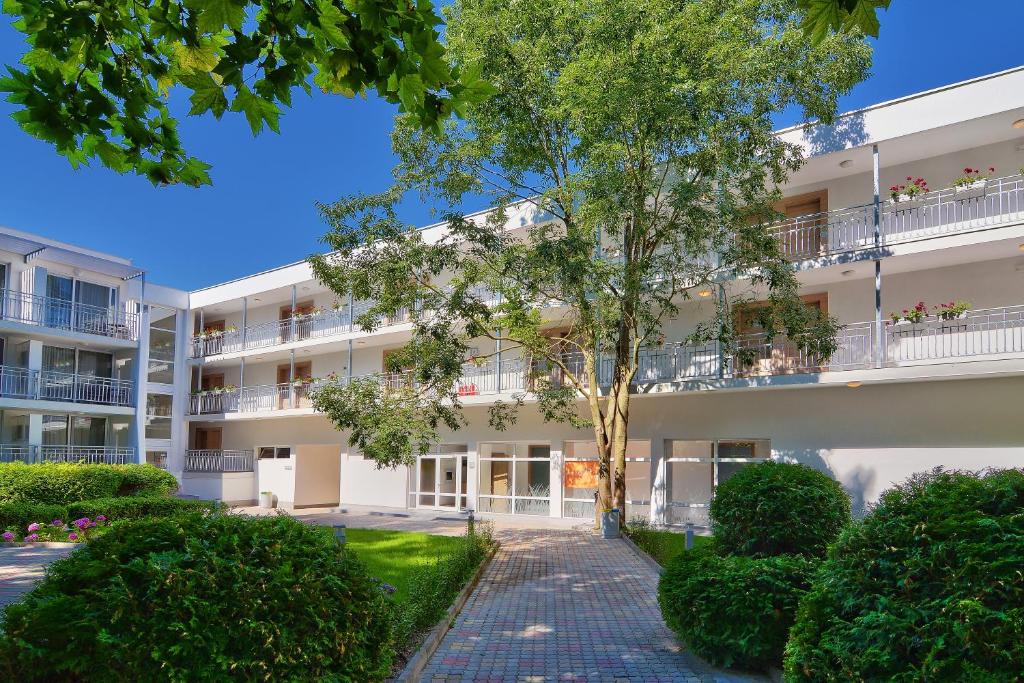 Ralitsa AquaClub Hotel & Aquapark — Hotel building in Albena, Dobrich