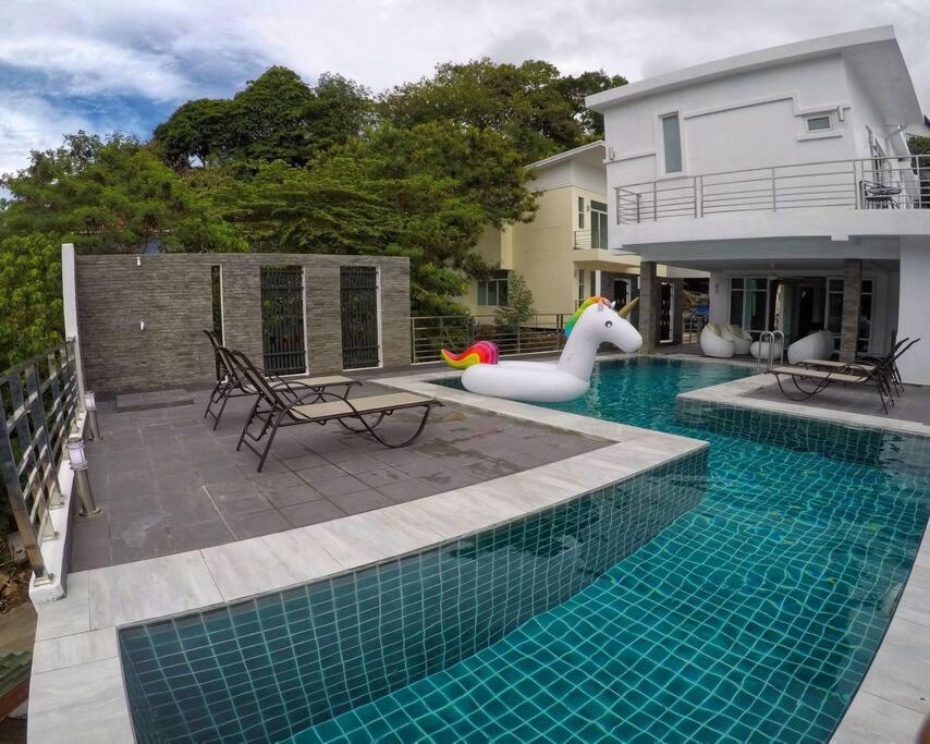 Brand new villa with pool and Jacuzzi in Patong photo
