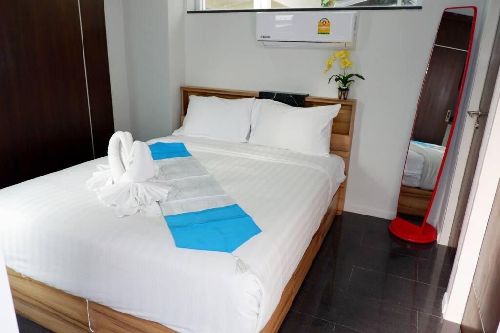 Brand new villa with pool and Jacuzzi in Patong photo