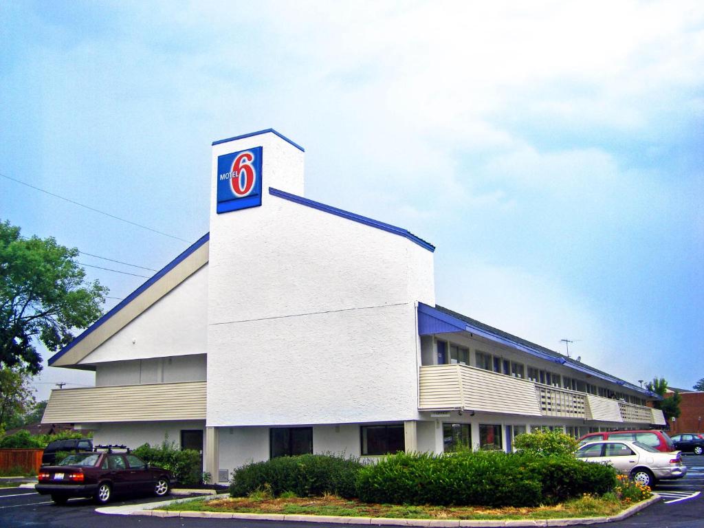 Motel 6 Columbus OH - OSU North photo