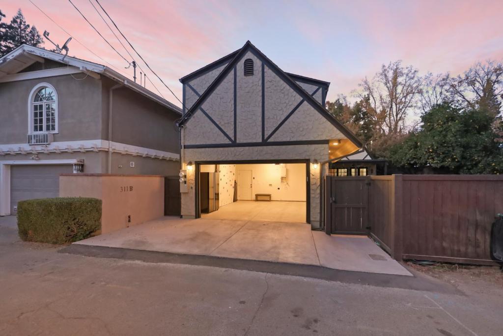 New Tudor Cottage one block from Chico State and downtown with private garage 전경