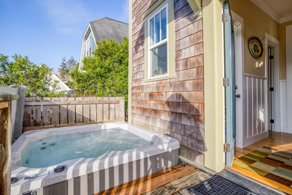 Float On Inn, Lincoln City