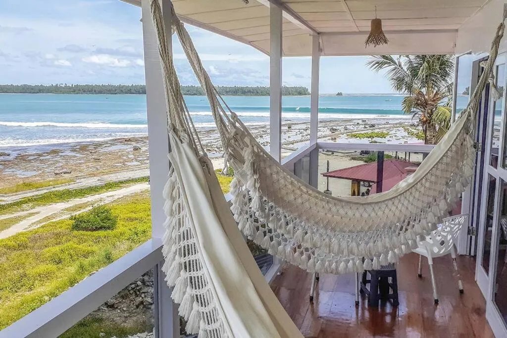 Nias Surf Villa. Beach front. Wave view!，位于Lagudri的酒店