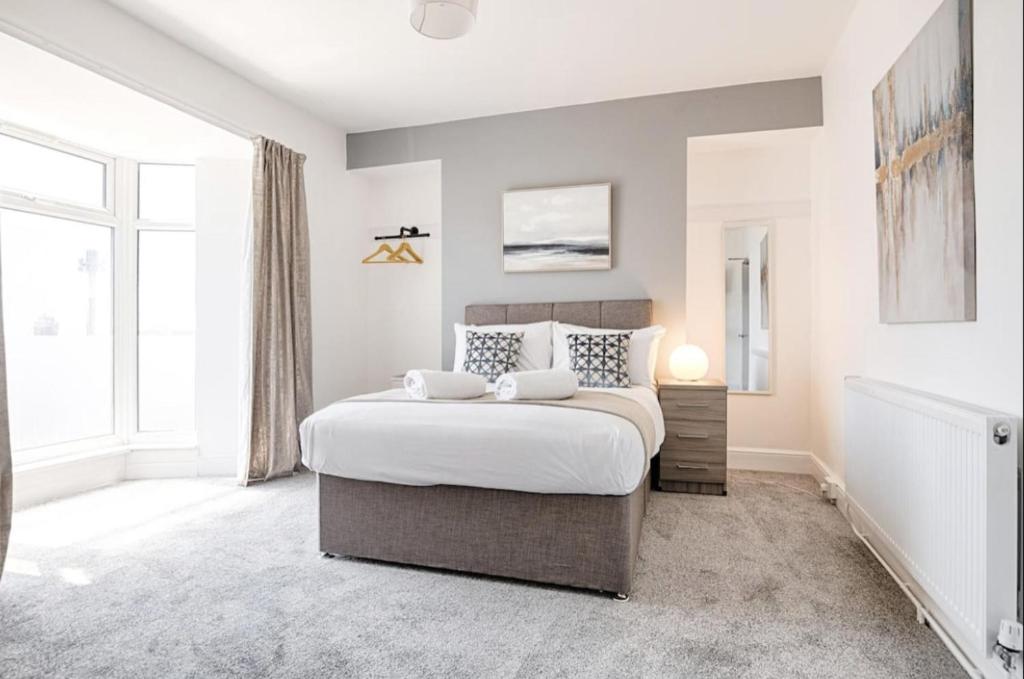 4BR-11Guests-Patio-FamilyFriendly-CityCentre-Beach, Swansea
