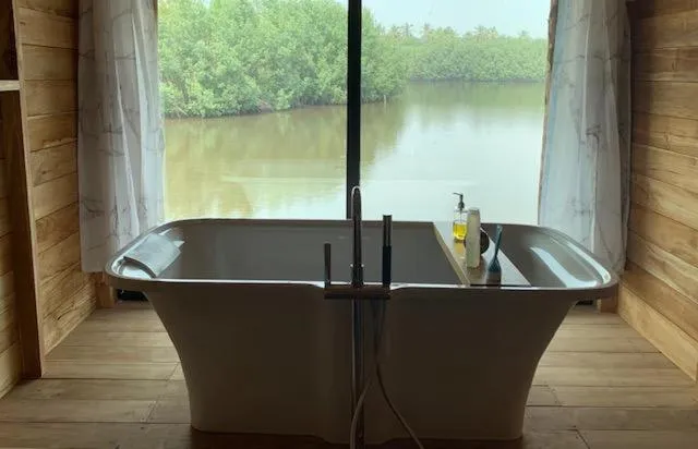 Natura Luxury Lake Hut, hotel in Ouidah