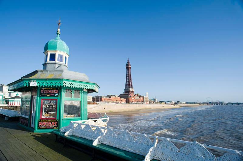 Blackpool North Close to Station with Free Parking photo