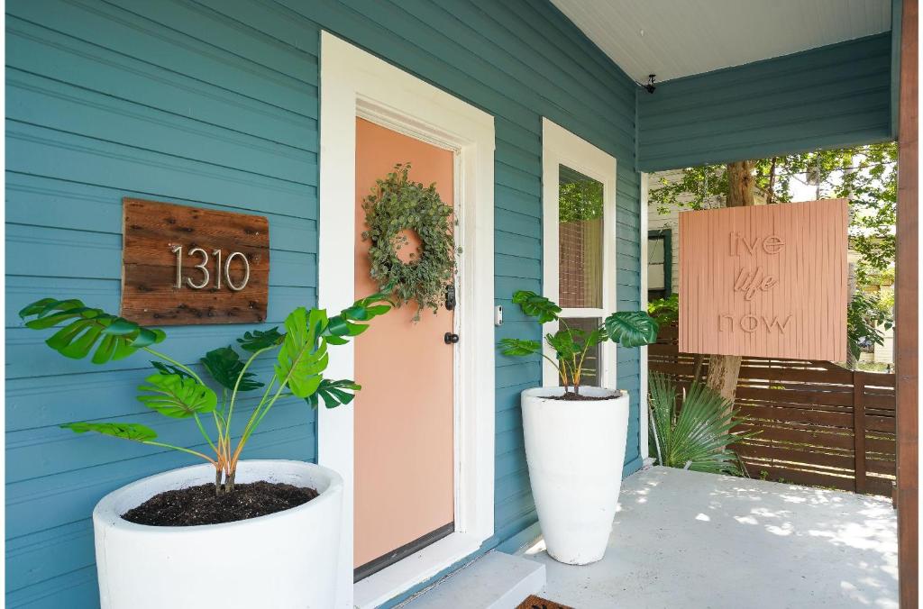 Amazing Fully Fenced Home Only 5 Mins from Downtown, San Antonio