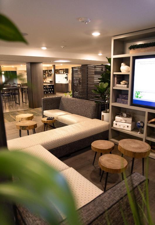Oxford Suites Portland - Jantzen Beach photo