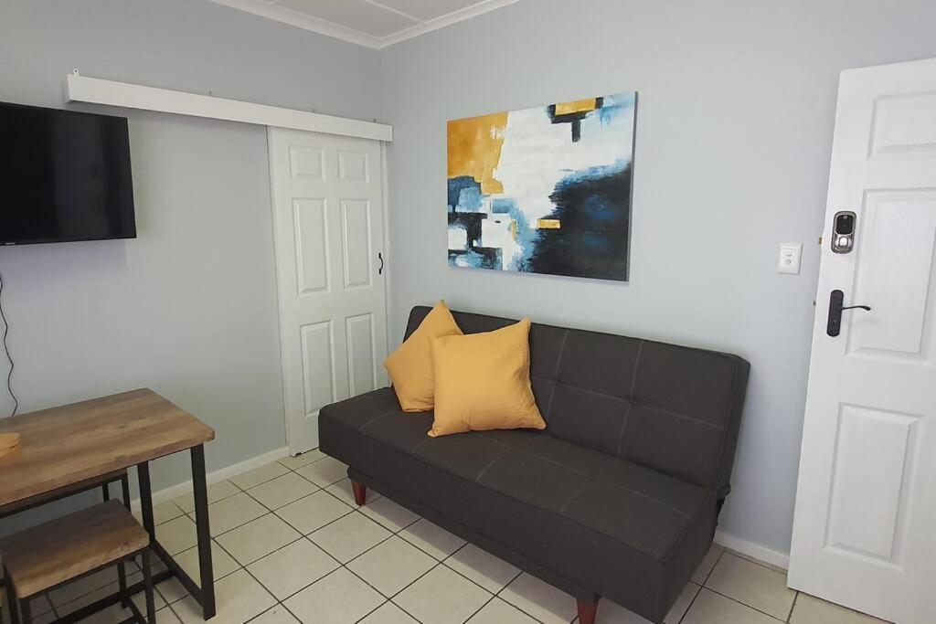 TinyApartment@Mosselbay - Entire 1 Bedroom Apartment Mossel Bay Central — Hotel in Mossel Bay