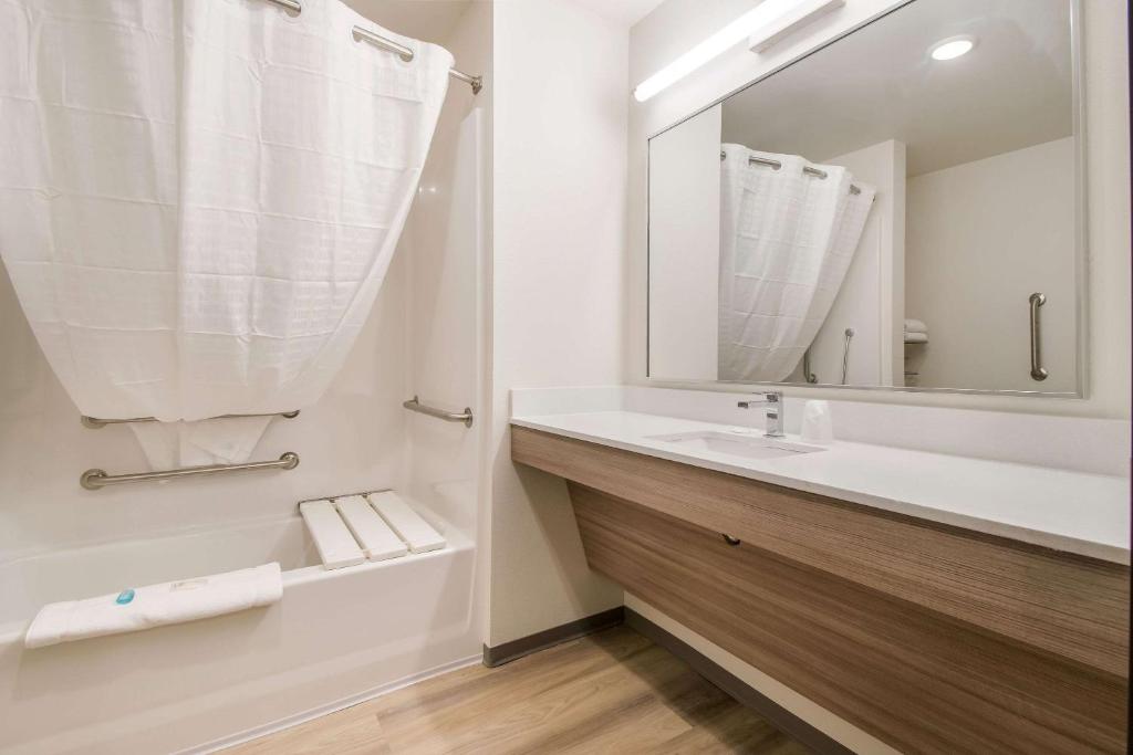 WoodSpring Suites Portland Vancouver photo