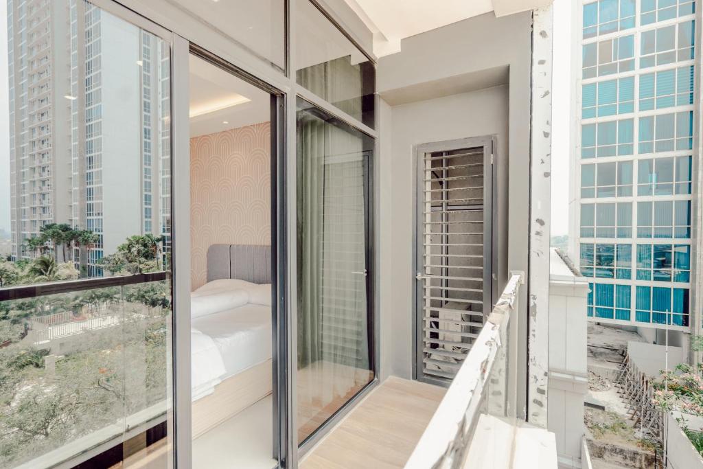 EMKA Lodge studio room the vertu apartemen ciputra world surabaya EMKA Lodge studio room the vertu apartemen ciputra world surabaya