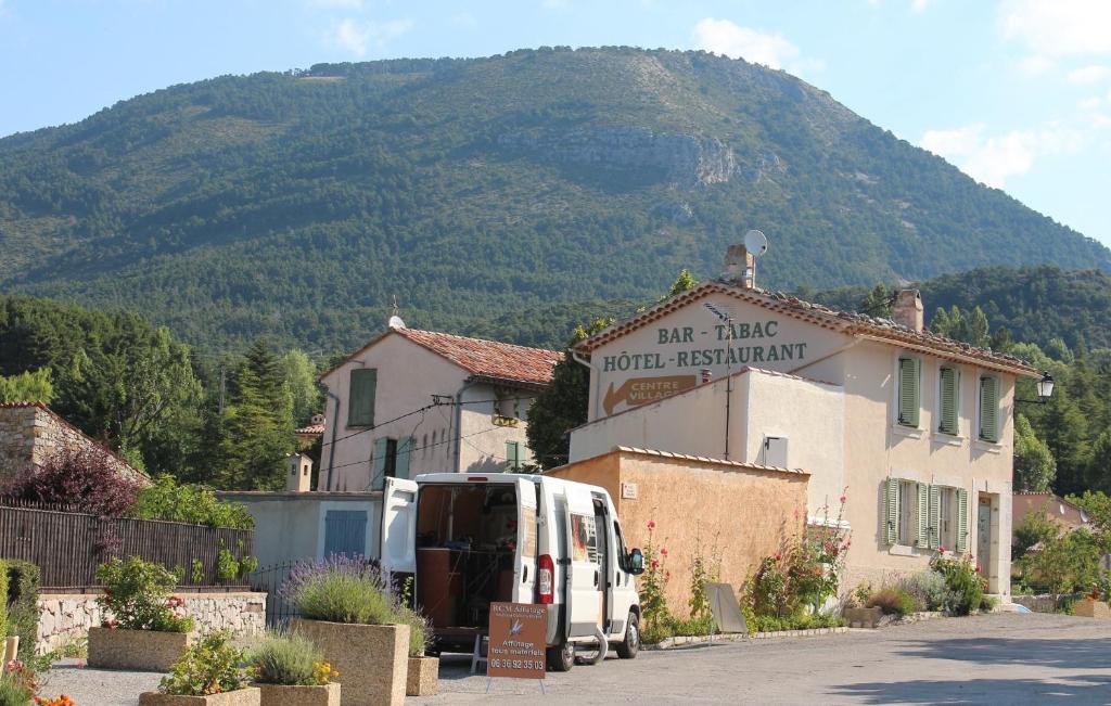 Le Coq En Pate La Roque Esclapon