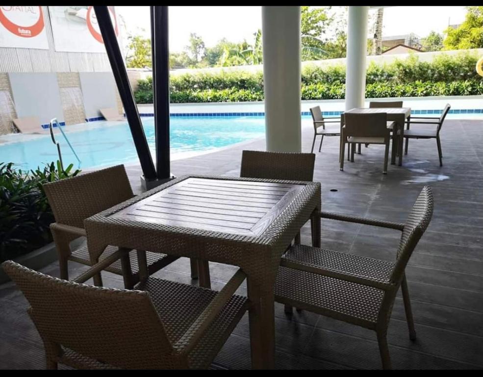 One Spatial Two Bedroom Condominium Unit with Pool and Gym free Netflix and wifi photo