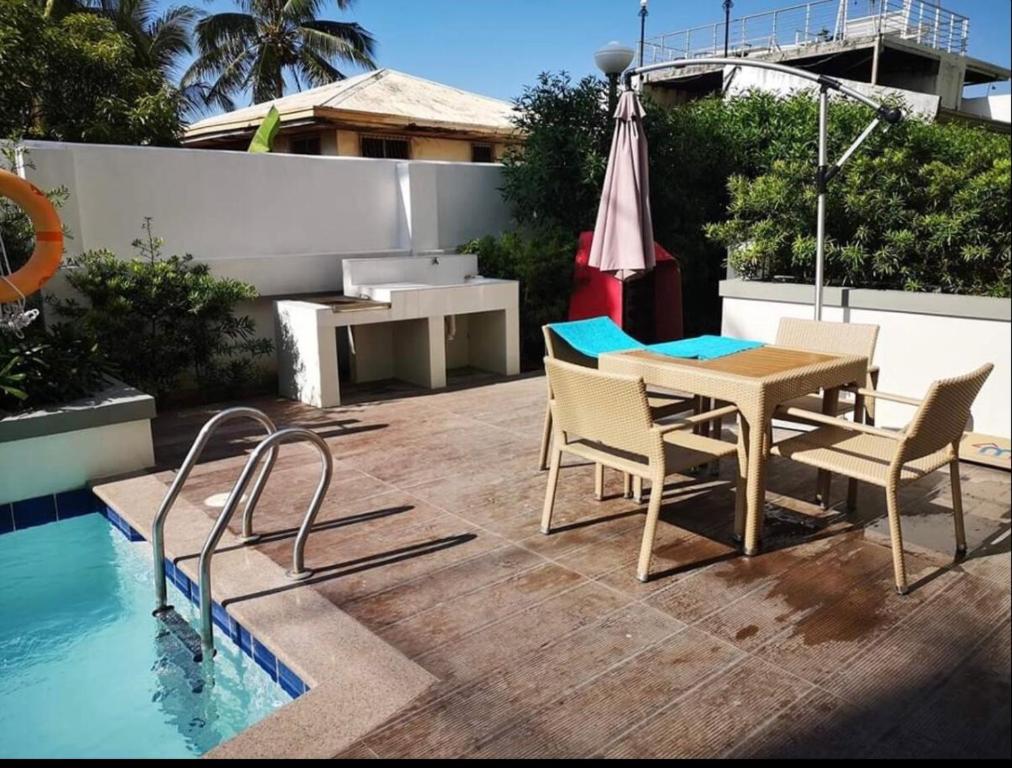 One Spatial Two Bedroom Condominium Unit with Pool and Gym free Netflix and wifi photo