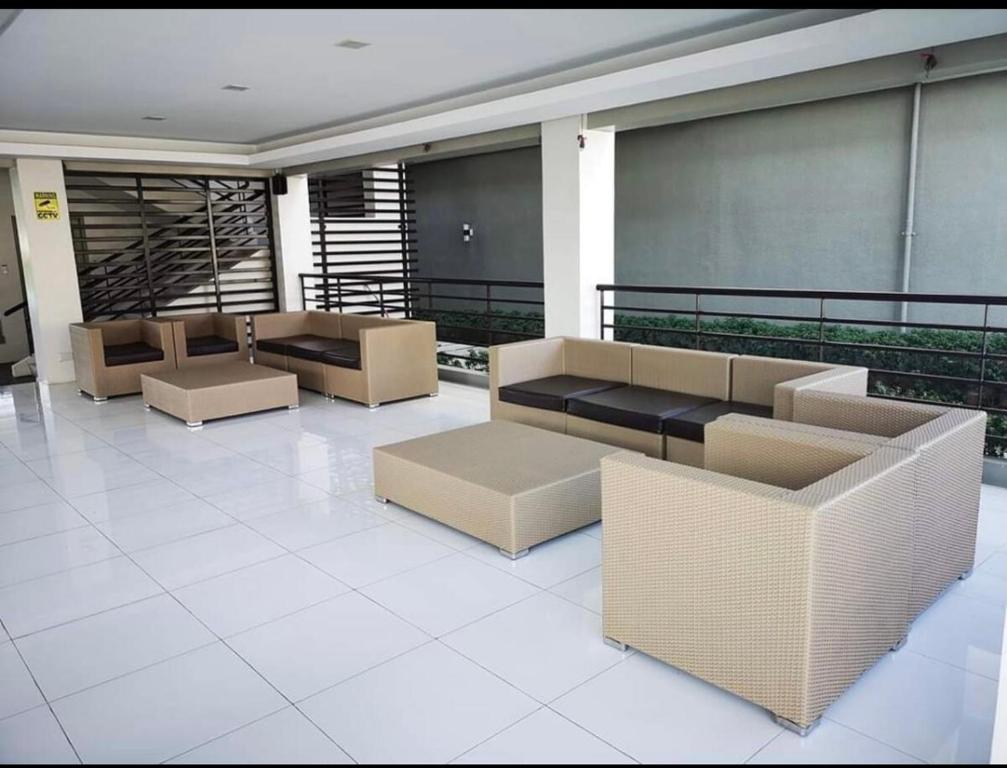 One Spatial Two Bedroom Condominium Unit with Pool and Gym free Netflix and wifi photo