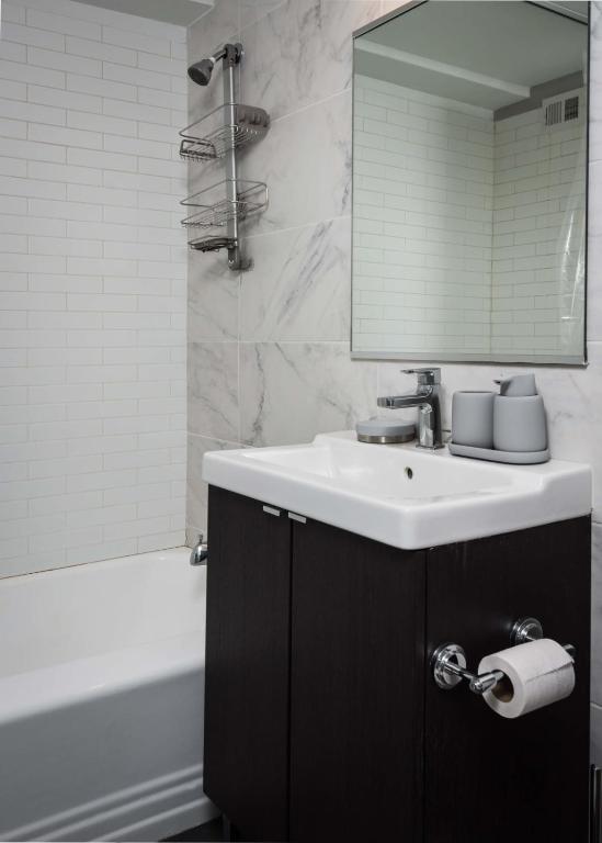 Modern CWE 1BR near BJC by Zencity photo