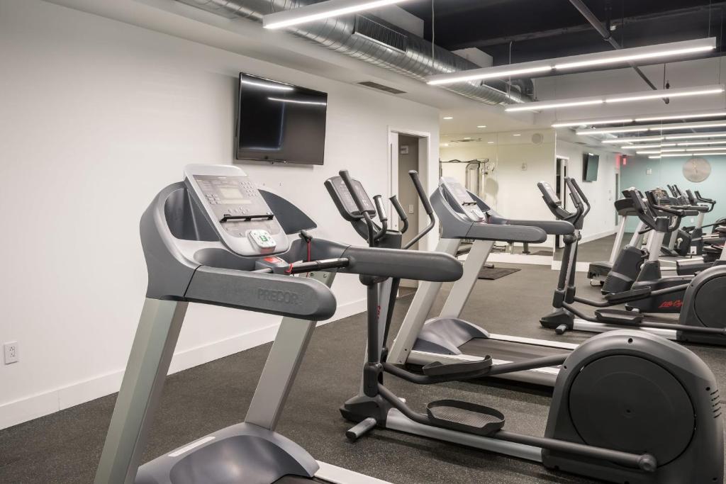 Modern CWE 1BR near BJC by Zencity photo