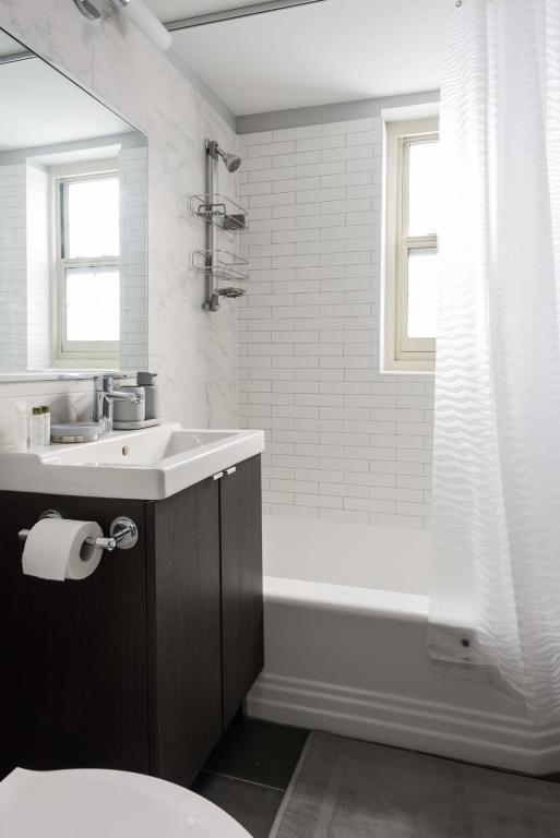 Modern CWE 1BR near BJC by Zencity photo