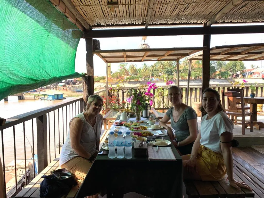 ST 63 Home Stay & Tour Kampong Khleang, hotel v destinaci Kâmpóng Khleăng