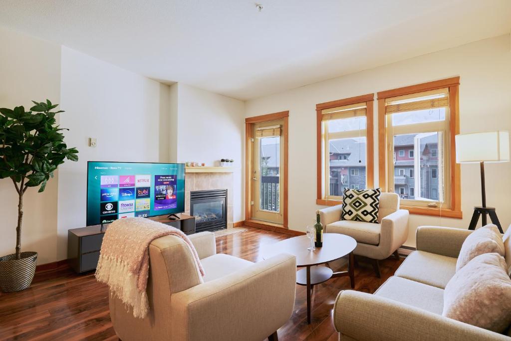 Mtn View Escape with King Size Bed with Outdoor Pool - Banff Pass Included! 전경