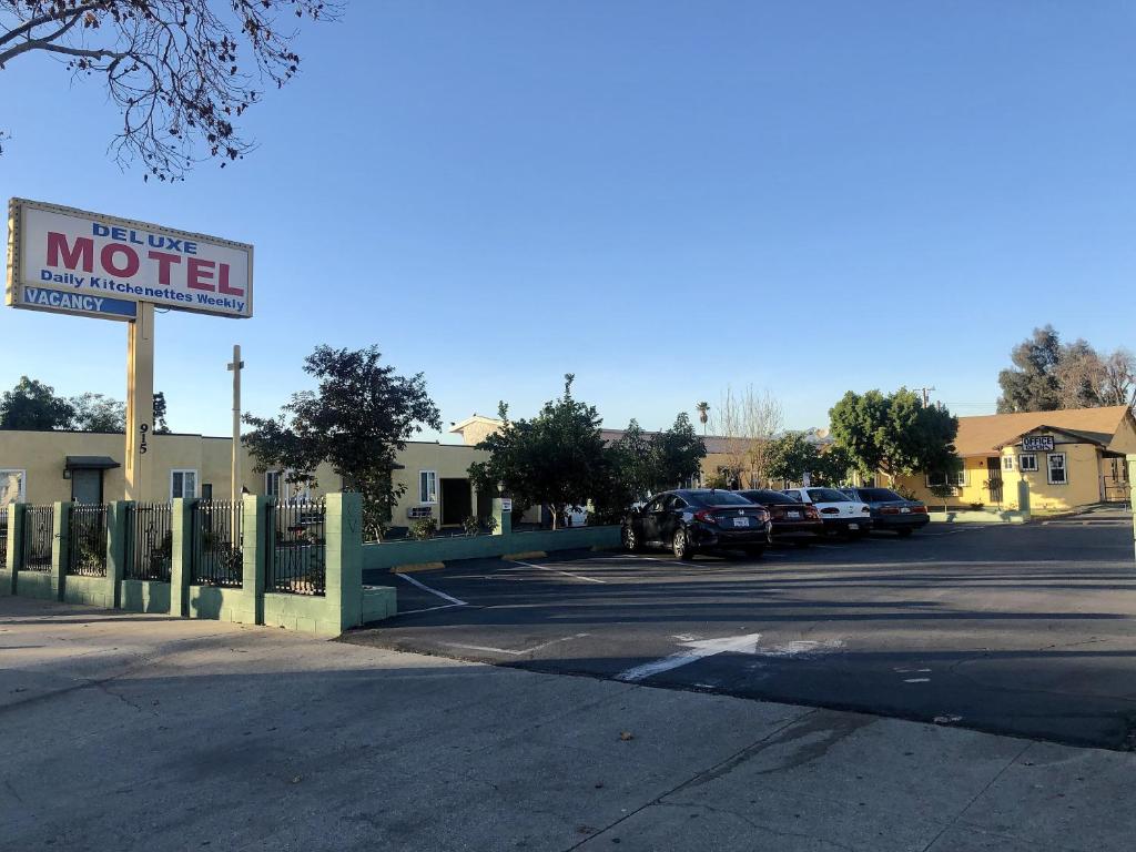 Deluxe Inn photo
