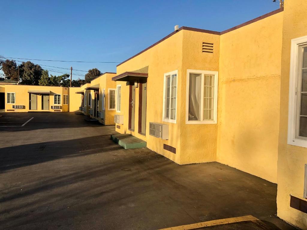Deluxe Inn photo