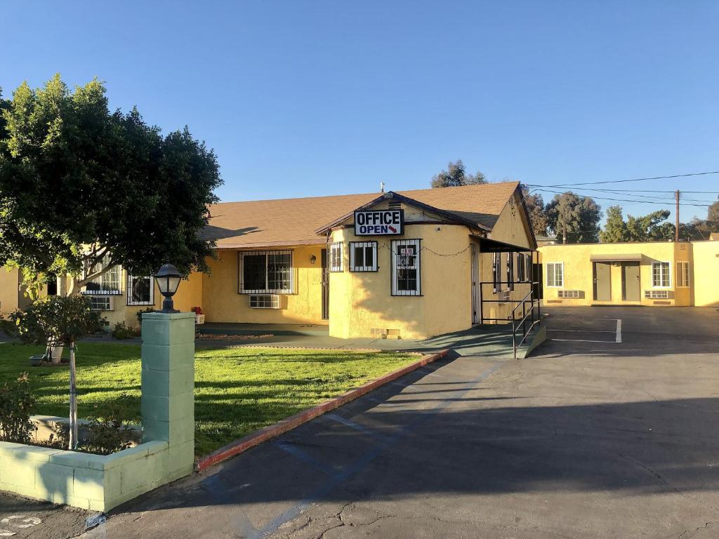 Deluxe Inn photo