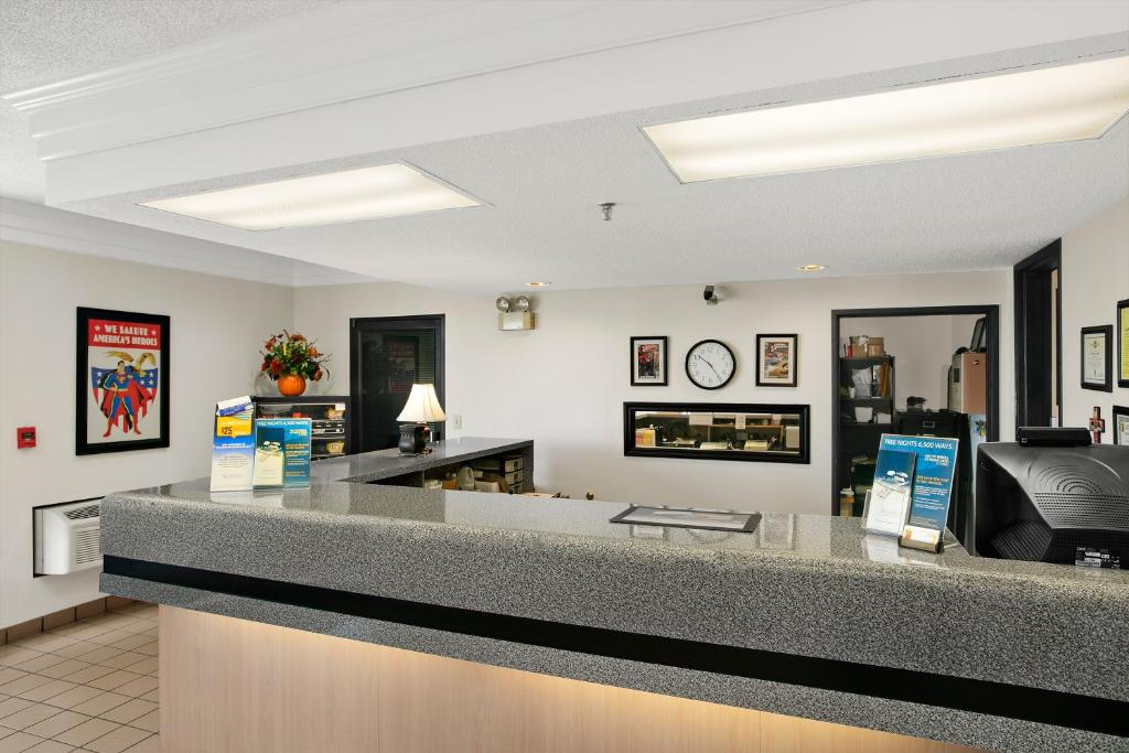 Super 8 By Wyndham Metropolis Photo 38