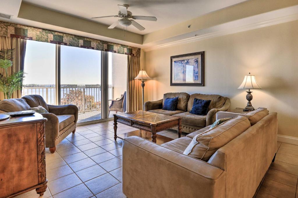 4th-Floor Orlando Condo with Pool about 1 Mi to Disney!