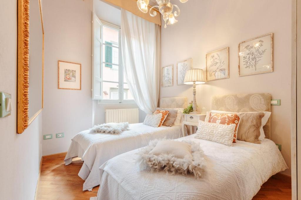 Casa San Giovanni, Romantic LUCCA apartment With View Over a Church - 4