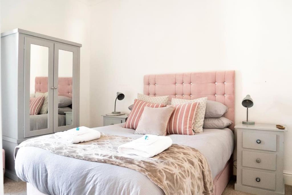 Penarth/Cardiff Bay: Deluxe Flat: 10 Mins to City! — Hotel in Penarth