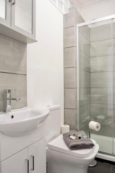 Penarth/Cardiff Bay: Deluxe Flat: 10 Mins to City! photo