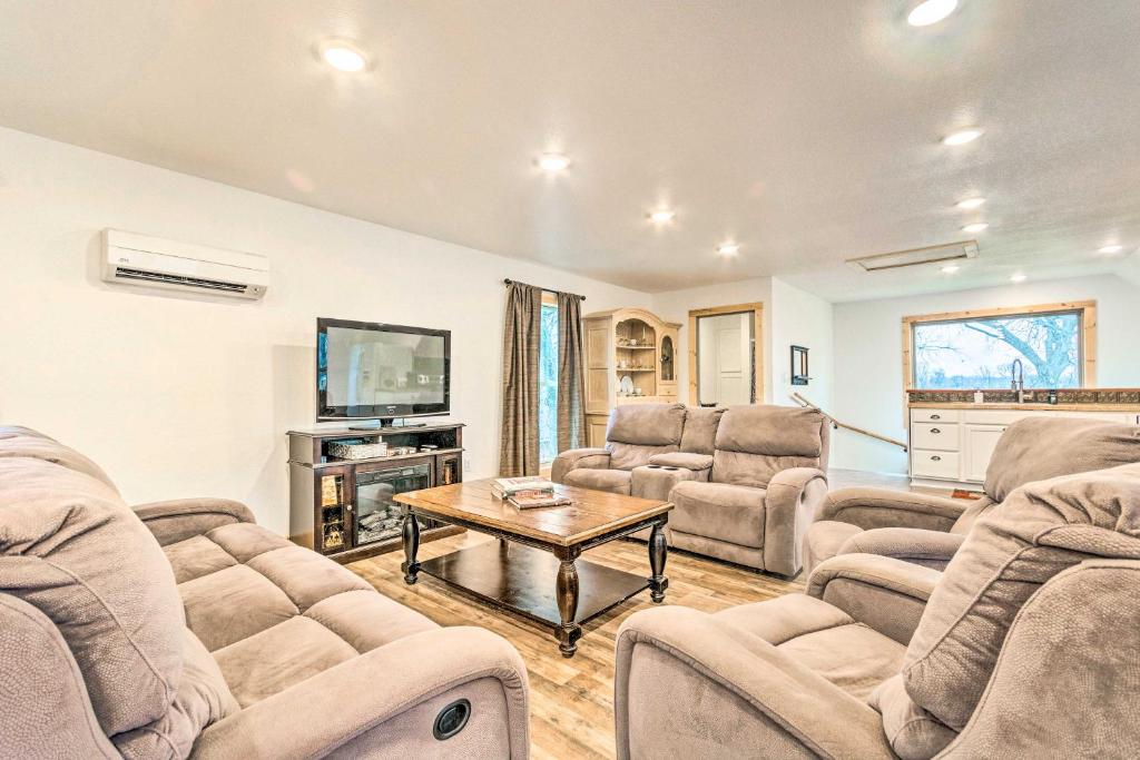 Spacious Apt Overlooking AR River Near Dtwn!, Russellville