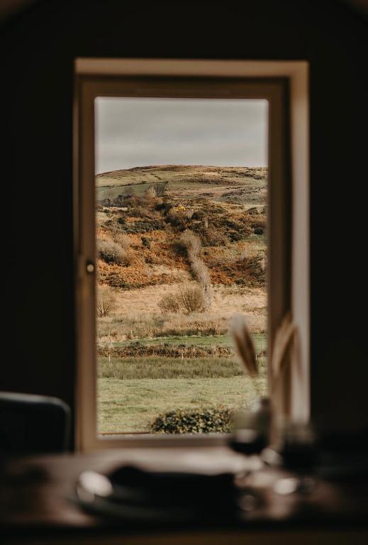 Luxury countryside getaway with hot tub, Cottage or Shepherds Hut